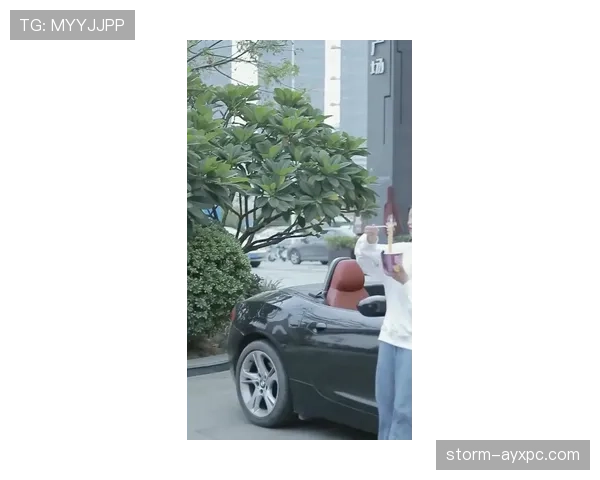 余依婷临出门还嚼泡面,手拎的包都能买辆车,我的穷酸感瞬间上线 余依婷临出门还嚼泡面,手拎的包都能买辆车,我的穷酸感瞬间上线