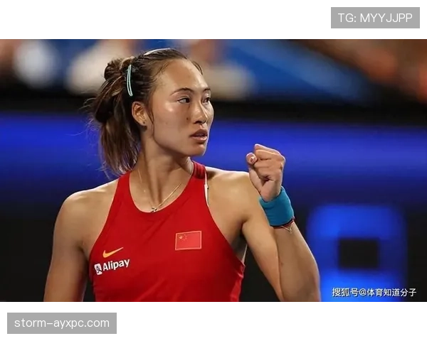 郑钦文赛后啃汉堡的样子,真不像刚拿几百万奖金的人 郑钦文赛后啃汉堡的样子,真不像刚拿几百万奖金的人